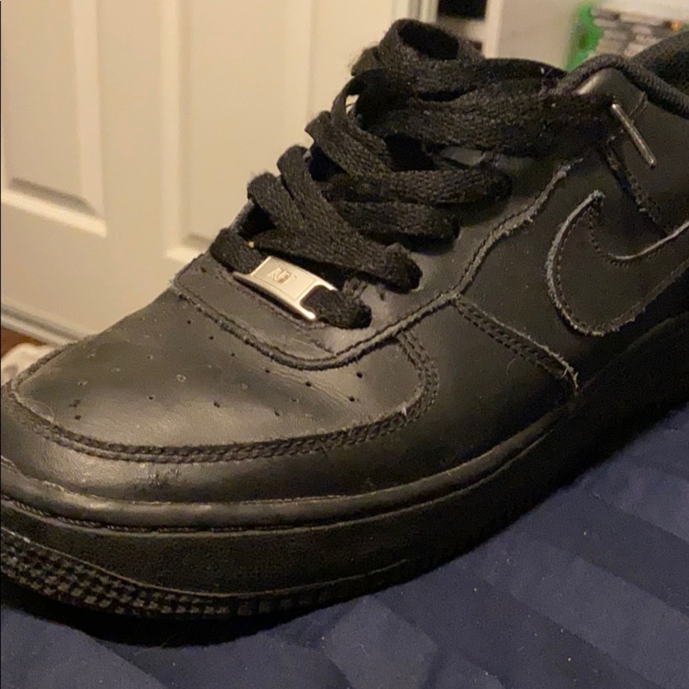 size 7 black air forces